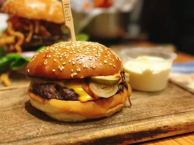  汉堡重返德甲首战告捷，德甲老牌劲旅焕发新生机