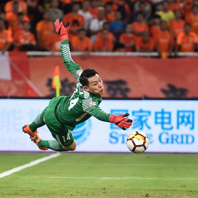  热那亚年轻门将神勇发挥，多次扑救助队逼平罗马